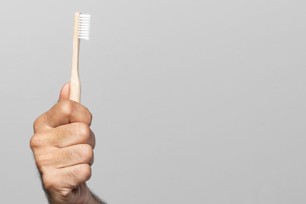 Descubra por que é arriscado dividir escova de dente com outras pessoas