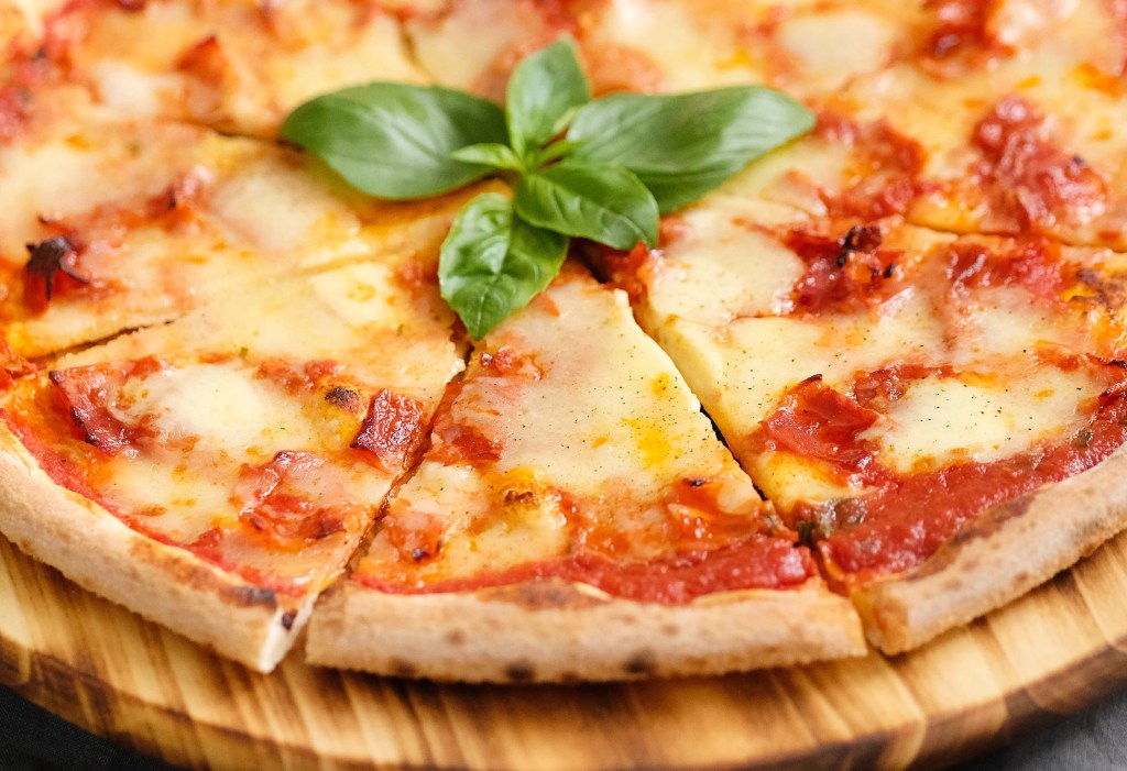 Aprenda a fazer pizza na air fryer: receita assa em apenas 15 minutos