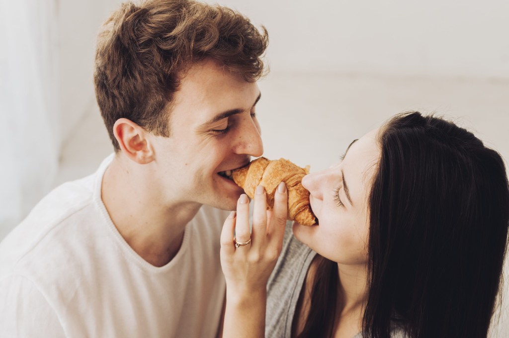 Relacionamento engorda? Nutri aponta como a rotina a dois pode influenciar