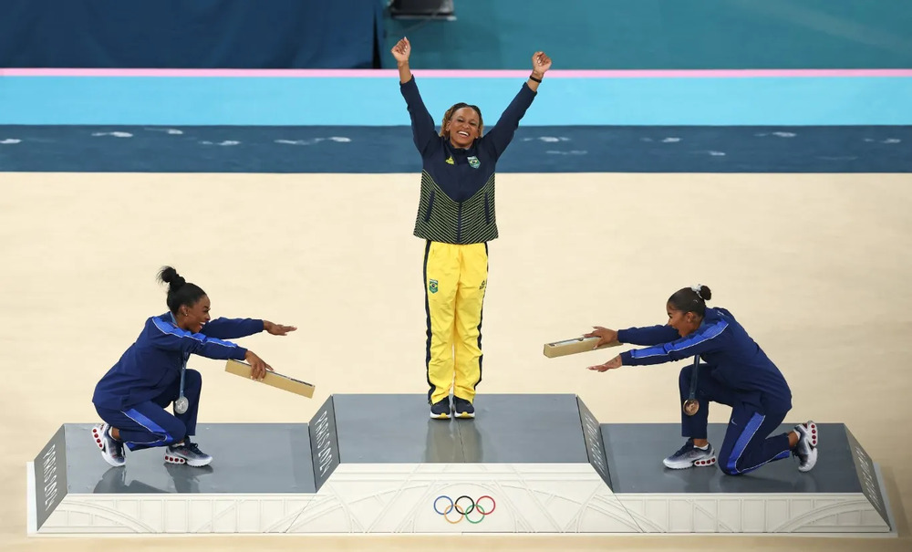 Rebeca Andrade, Simone Biles e Jordan Chiles no pódio do Solo na Ginástica
