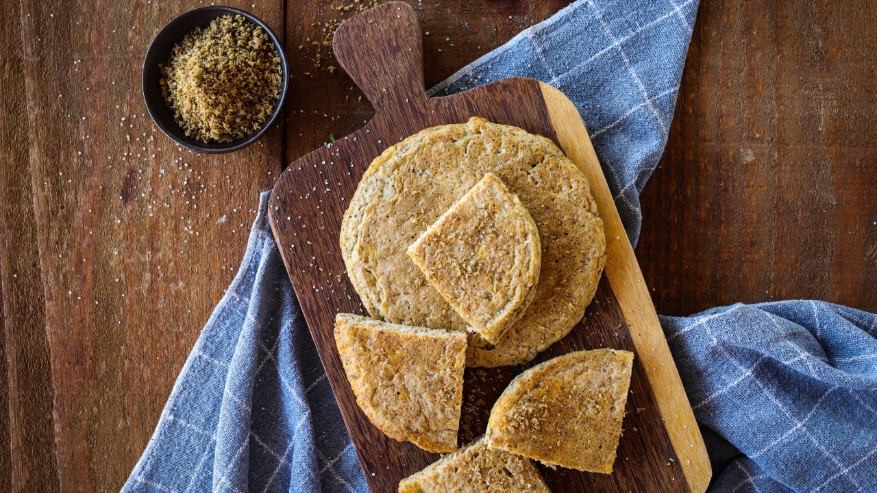 Aprenda a fazer pão integral de frigideira em casa