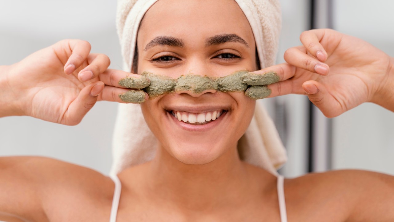 Confira os benefícios e como usar a argila verde na pele