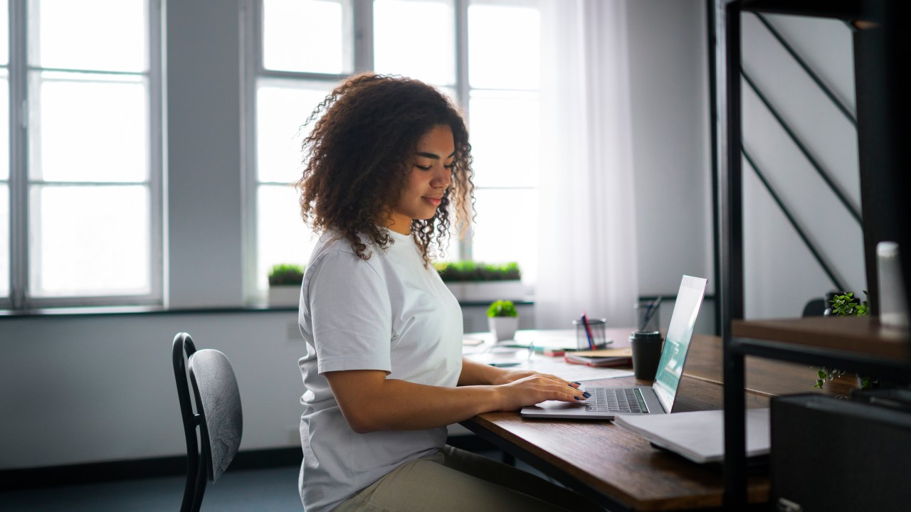 Confira 5 exercícios para fazer nas pausas do trabalho