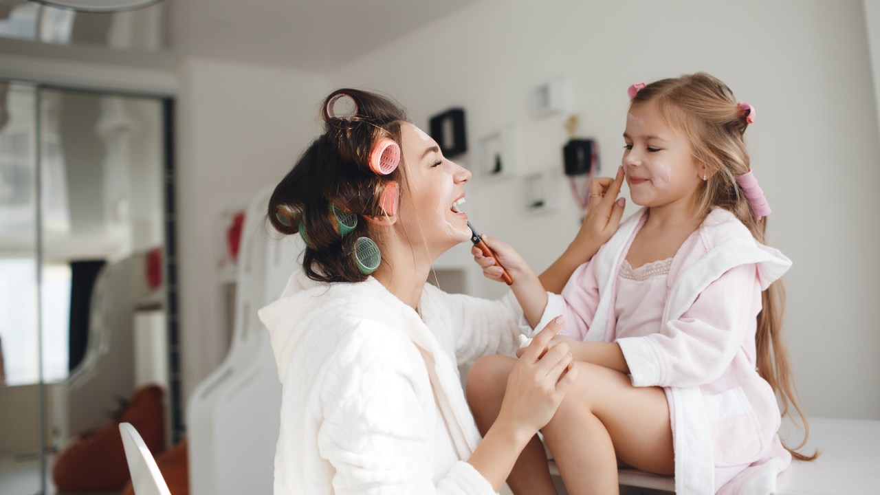 Profissional explica os possíveis riscos do skincare para peles de crianças