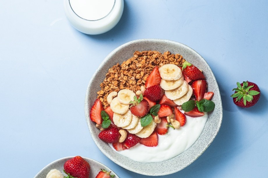 Aprenda a fazer o bowl de frutas com granola, iogurte e mel