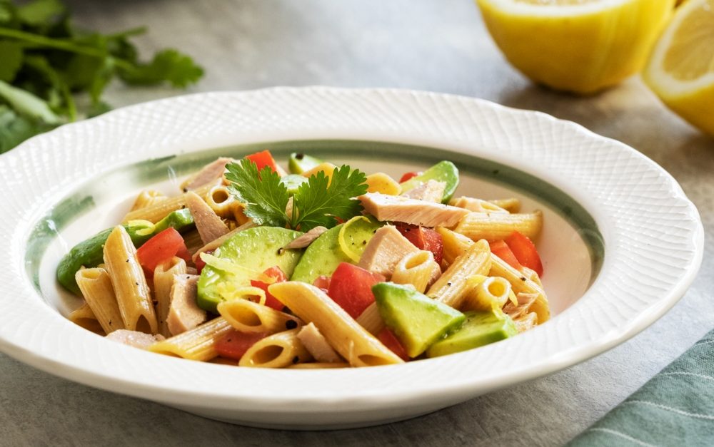 Aprenda a fazer a receita de penne sem glúten com atum e abacate
