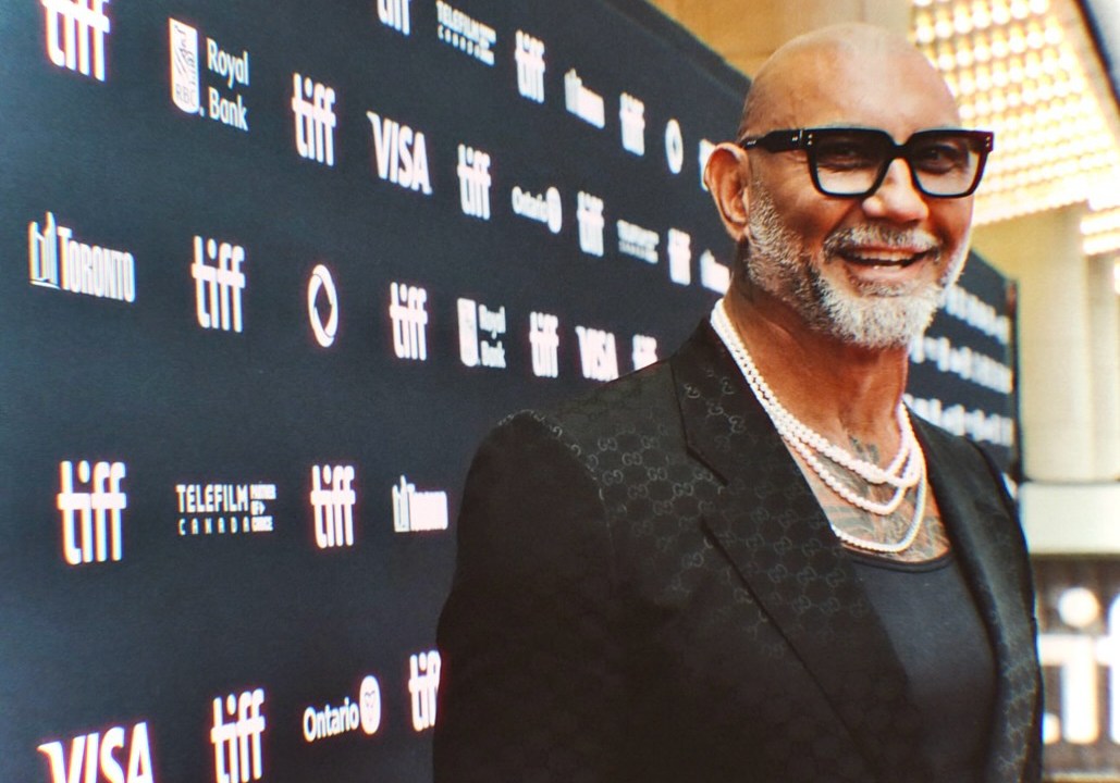 ator Dave Bautista no tapete vermelho