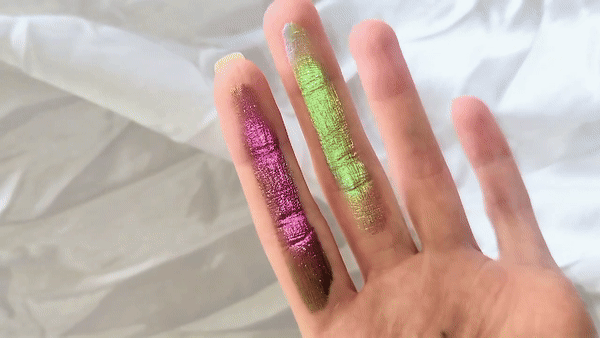 Tendência de maquiagem: testamos as melhores sombras holográficas do mercado