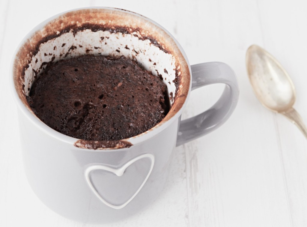 Como fazer bolo de caneca proteico de chocolate em 2 minutos? Veja a receita!