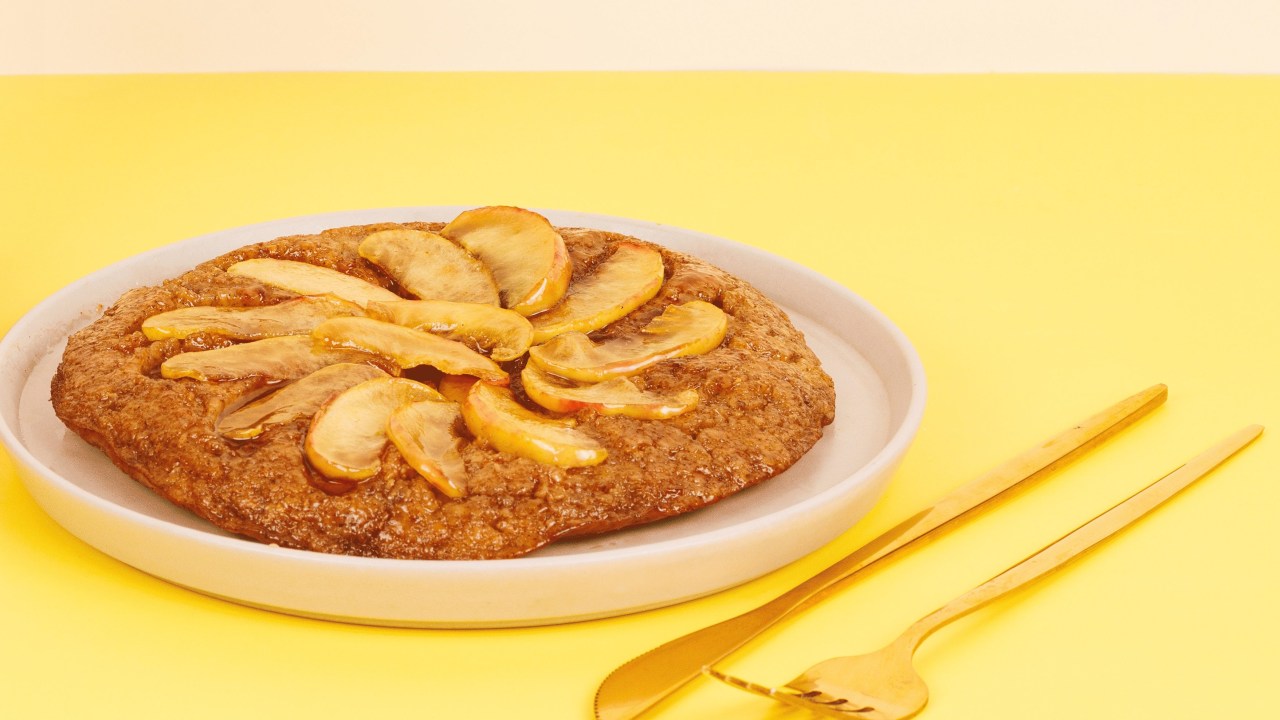 Aprenda a receita de bolo de maçã de frigideira