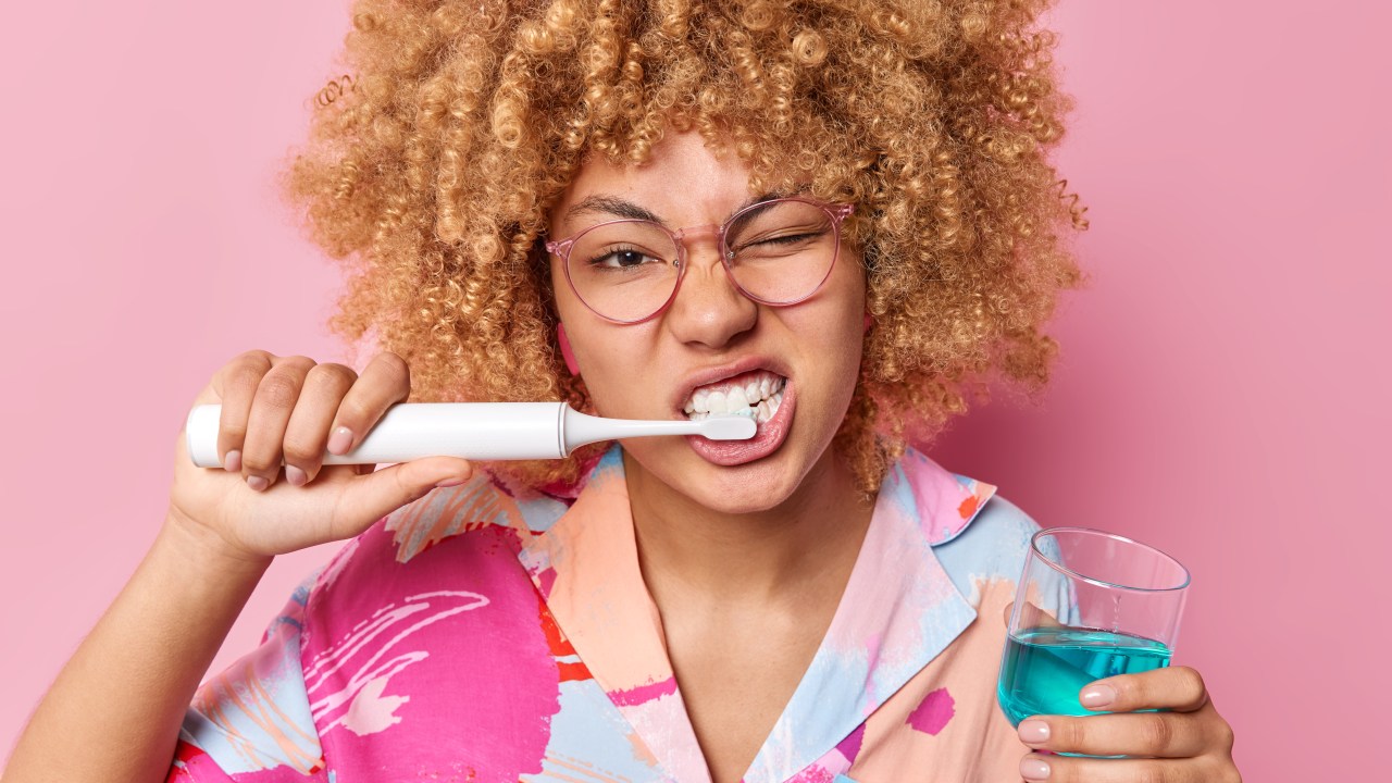 Profissional explica se a escova de dentes elétrica é eficaz