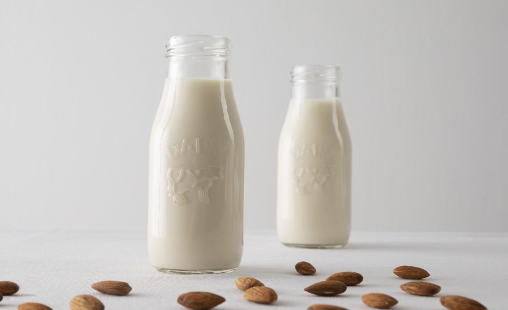 Conheça 7 leites vegetais que você precisa ter na sua despensa