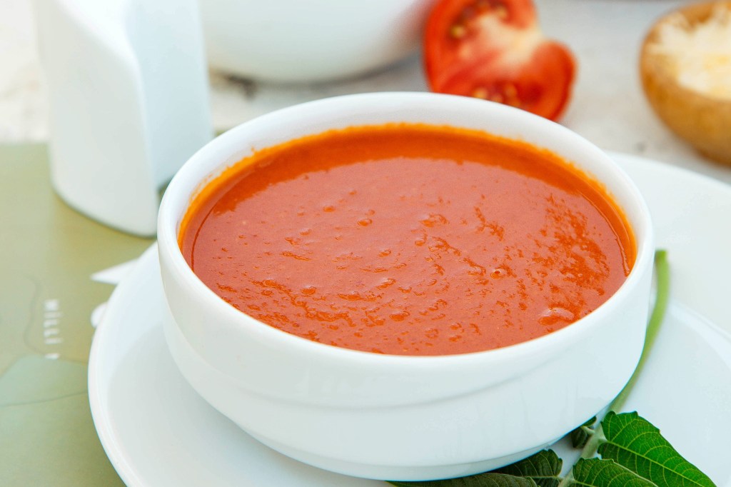 Sopa fria de tomate: prática, saudável e menos de 100 calorias