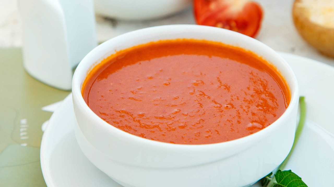 Veja como fazer a receita de sopa fria de tomate