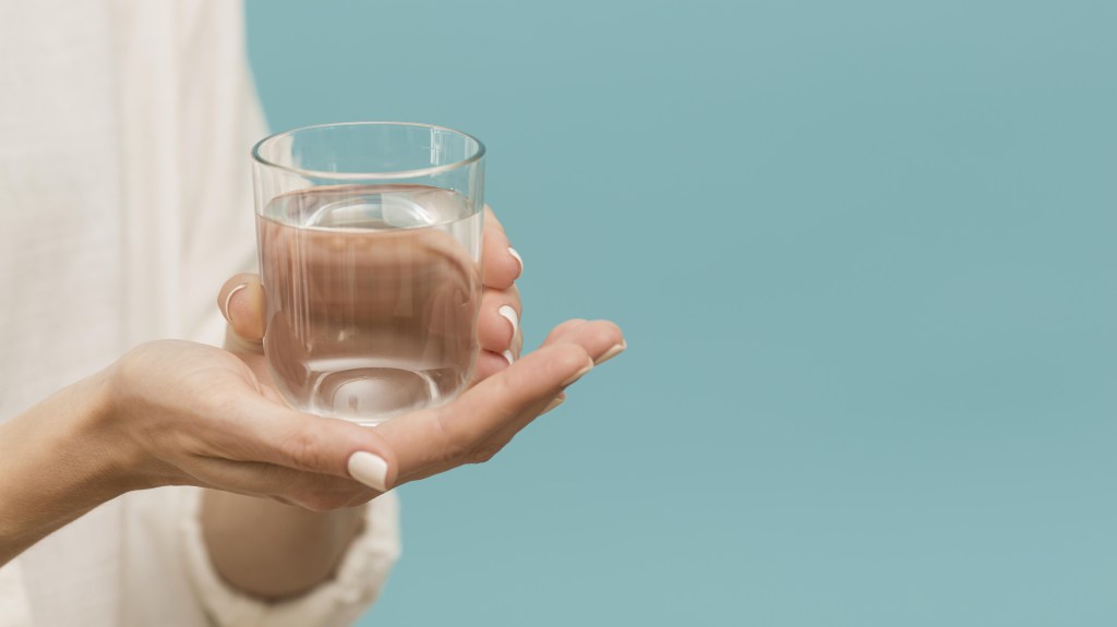 toma-pouca-agua Veja a importância de hidratar o corpo e opções além da água para isso