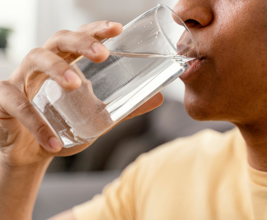 Como se manter hidratado nos dias secos: dicas essenciais para a saúde