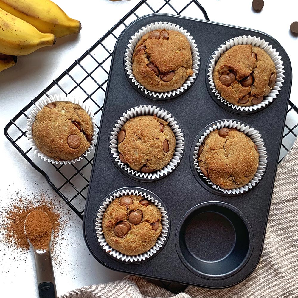Aprenda a receita fácil de muffin vegano de banana: fofinho e irresistível!