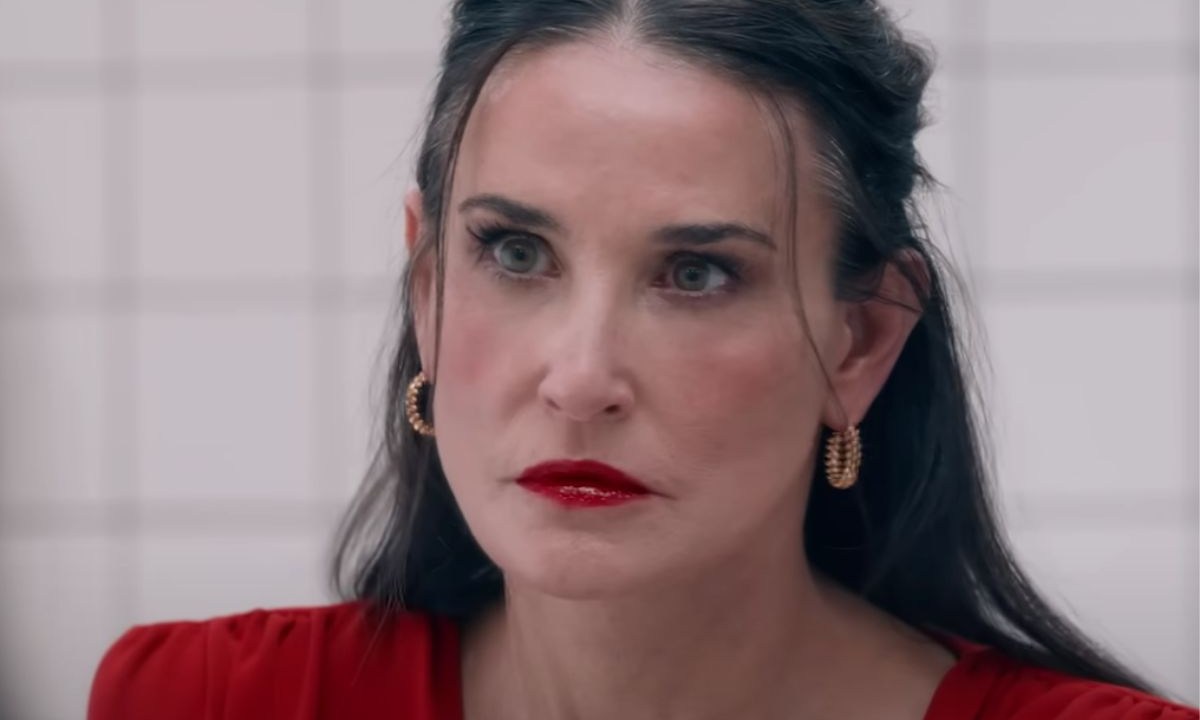 Cena de Demi Moore no filme A Substância