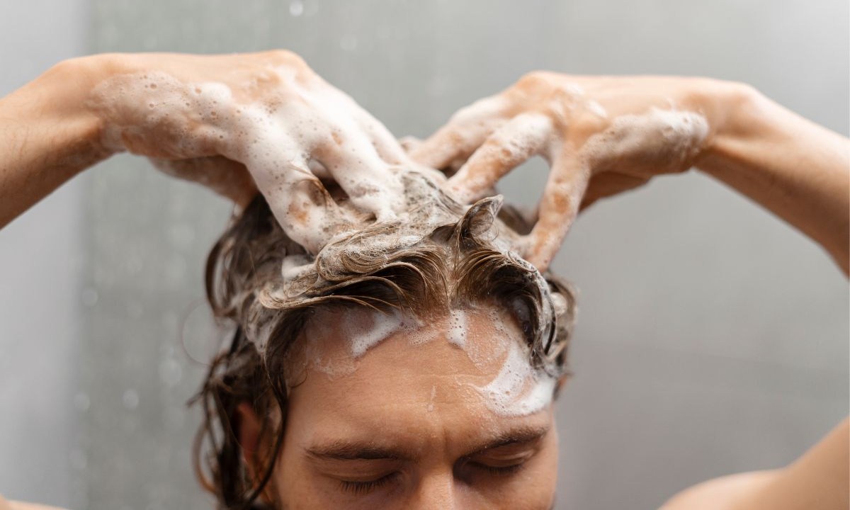 cabelo sujo pode prejudicar pele do rosto