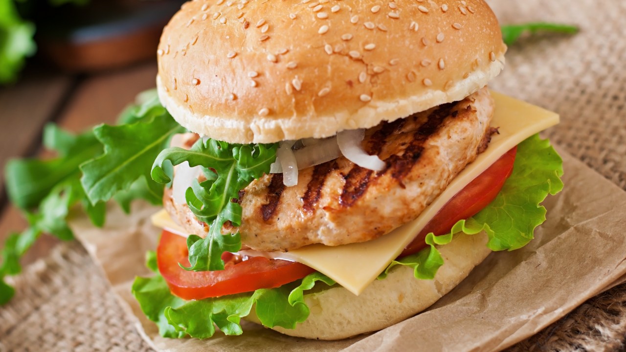 Aprenda a receita de hambúrguer de frango na air fryer