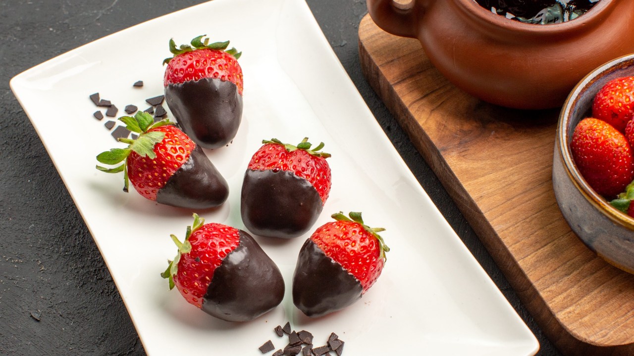 Aprenda a fazer o doce proteico com as frutas e chocolate