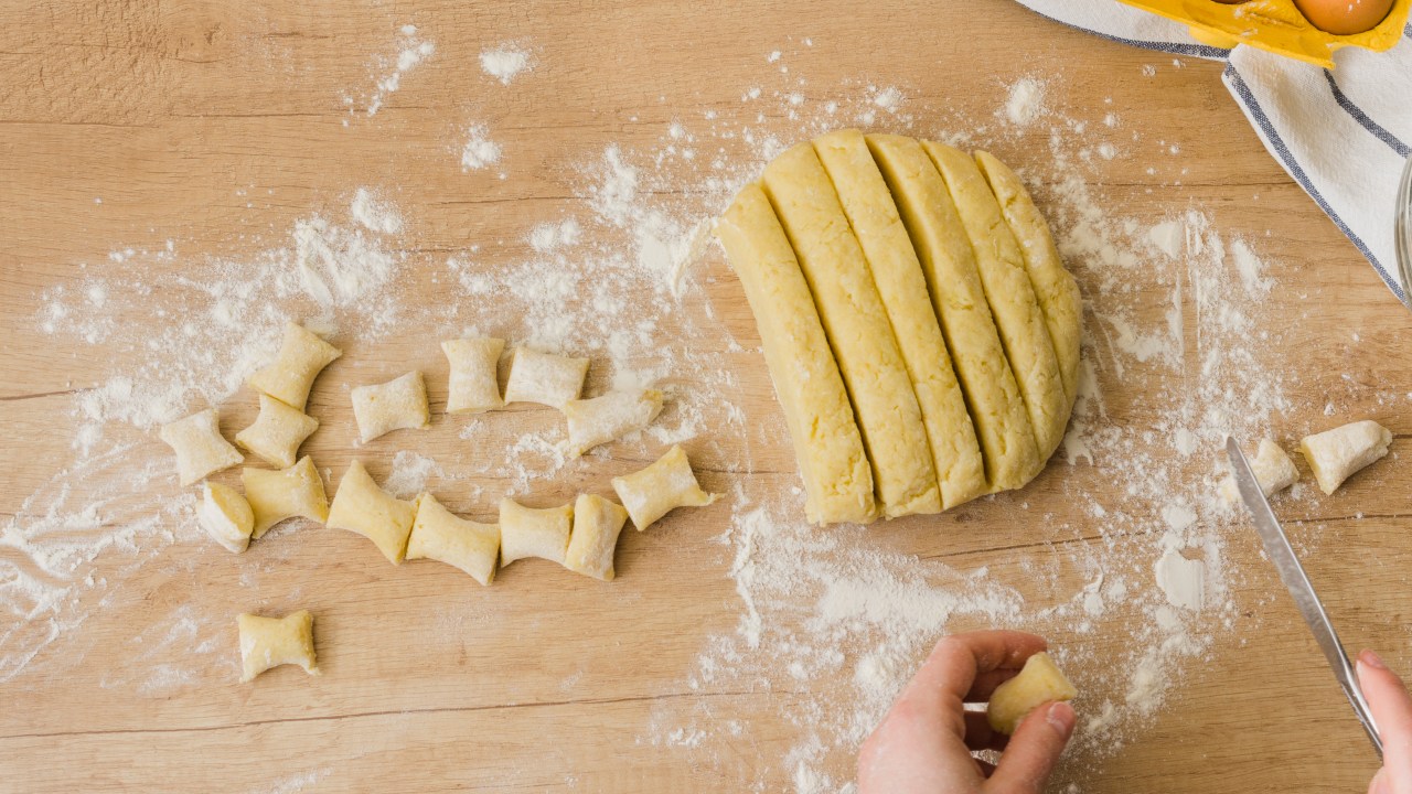 Cheio de benefícios, o legume substitui os tradicionais molhos ao sugo ou bolonhesa. Veja como fazer o nhoque ao molho de berinjela!