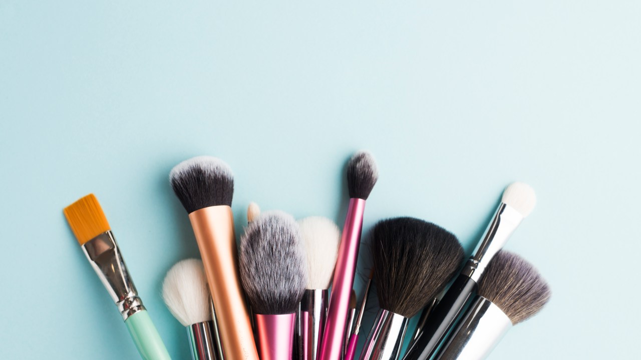 Confira opções de kits de pincéis de maquiagem para arrasar na produção
