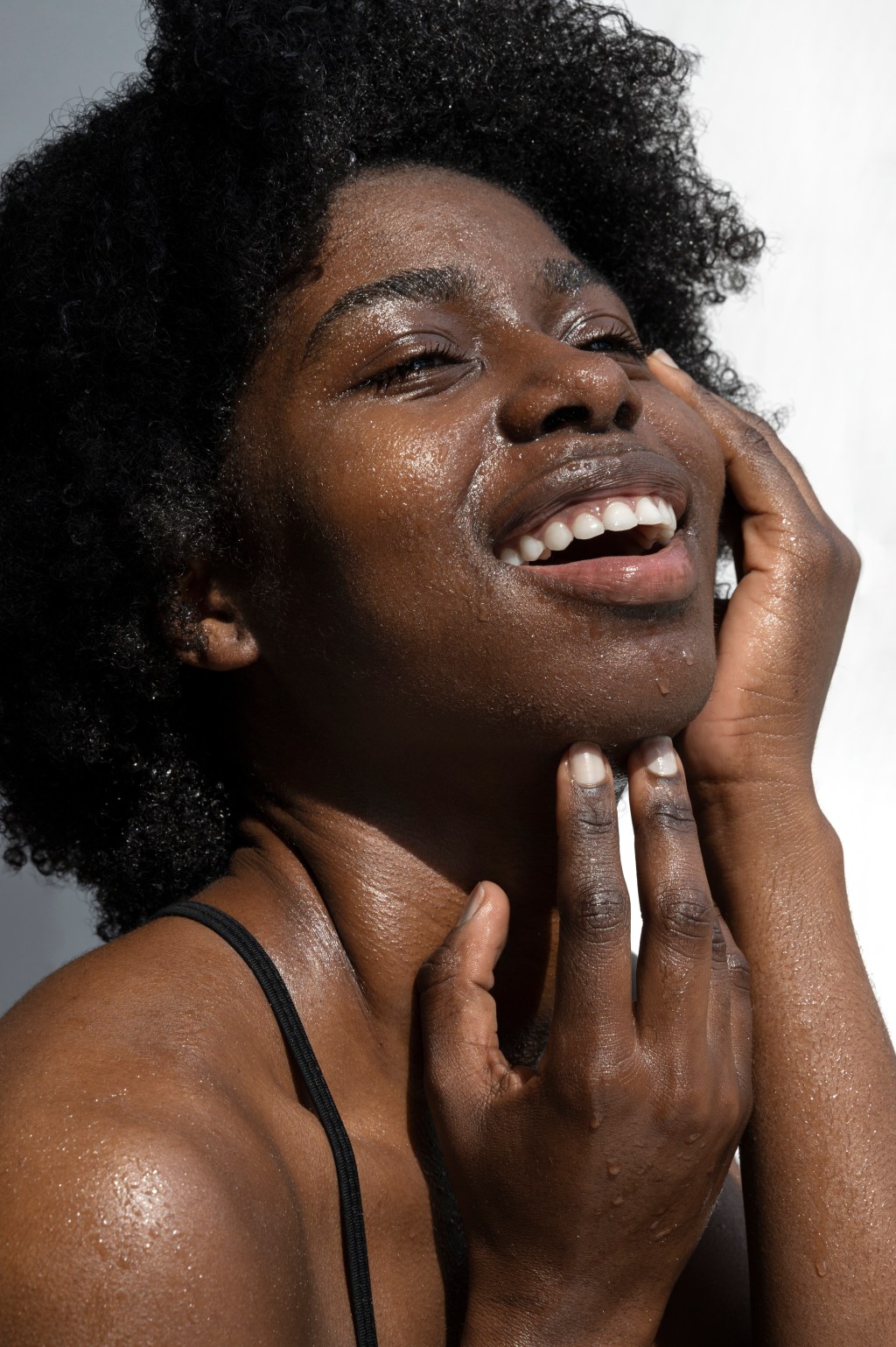 portrait-woman-with-hydrated-skin (1) cuidados com a pele negra