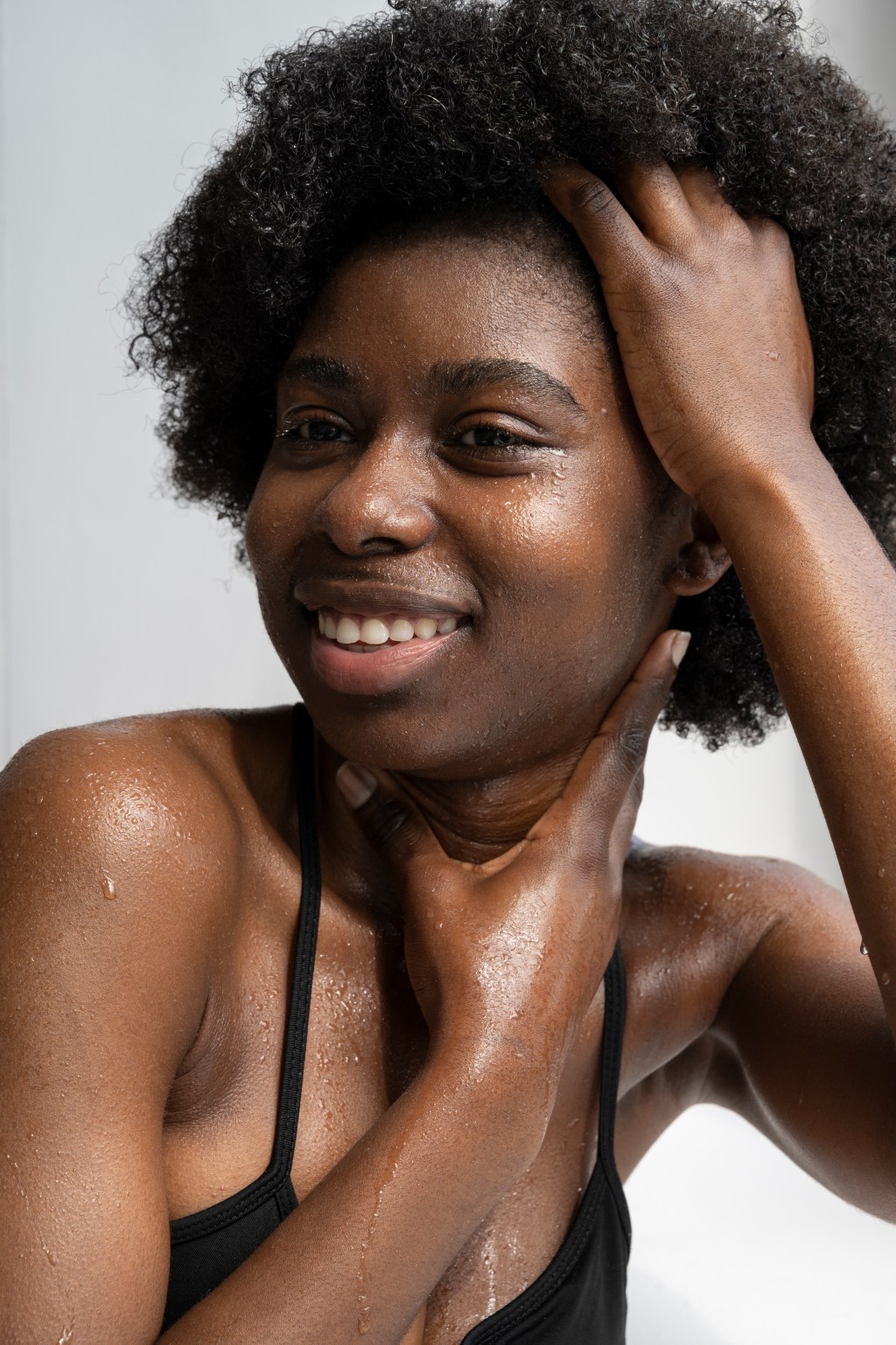 portrait-woman-with-hydrated-skin Cuidados com os cabelos crespos