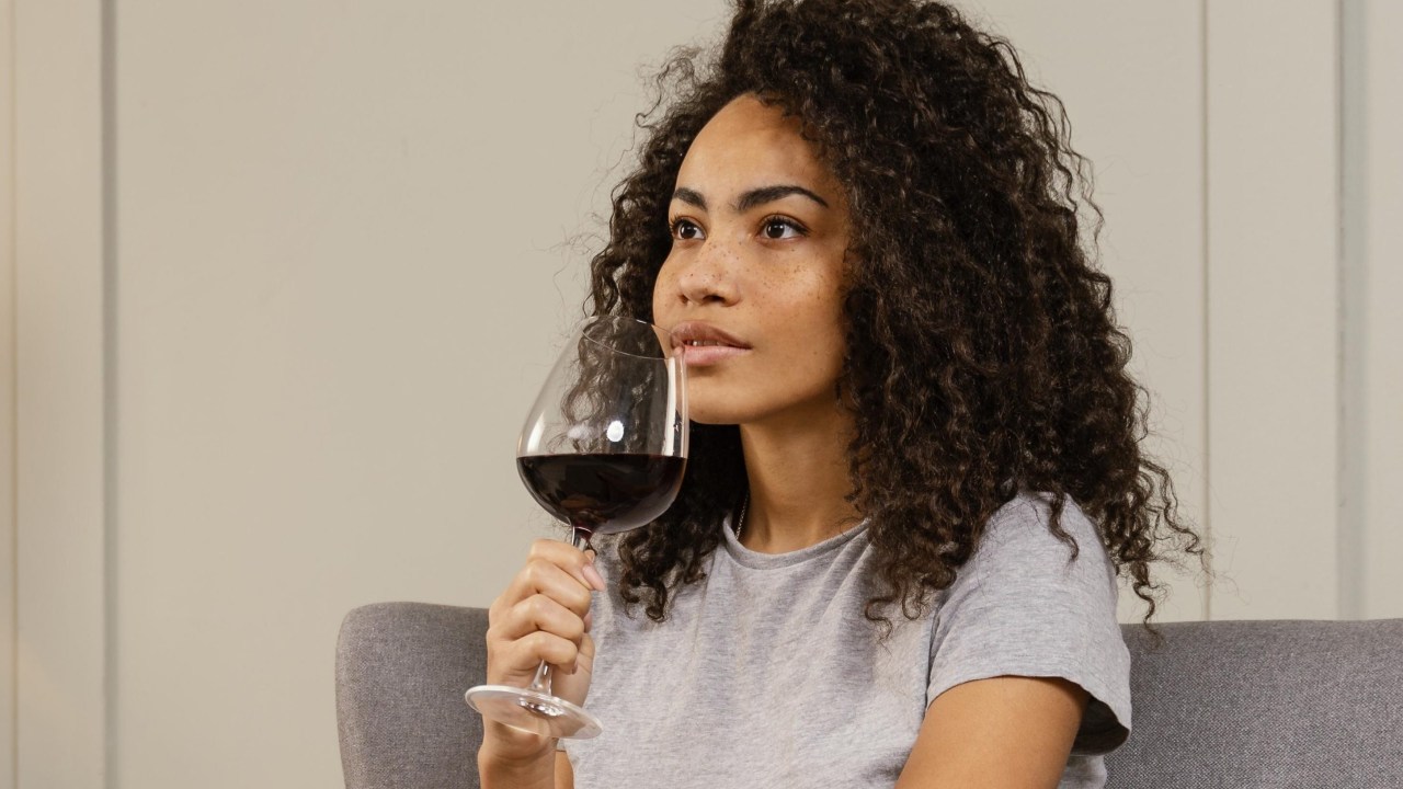 Entenda a relação do vinho com a dor de garganta
