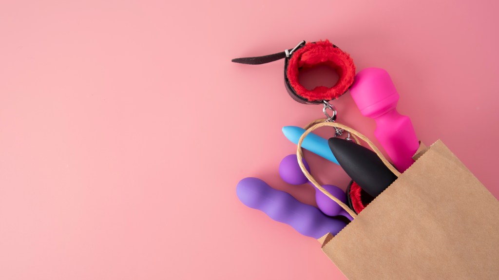 Viaje com prazer: 6 sex toys compactos e discretos para você