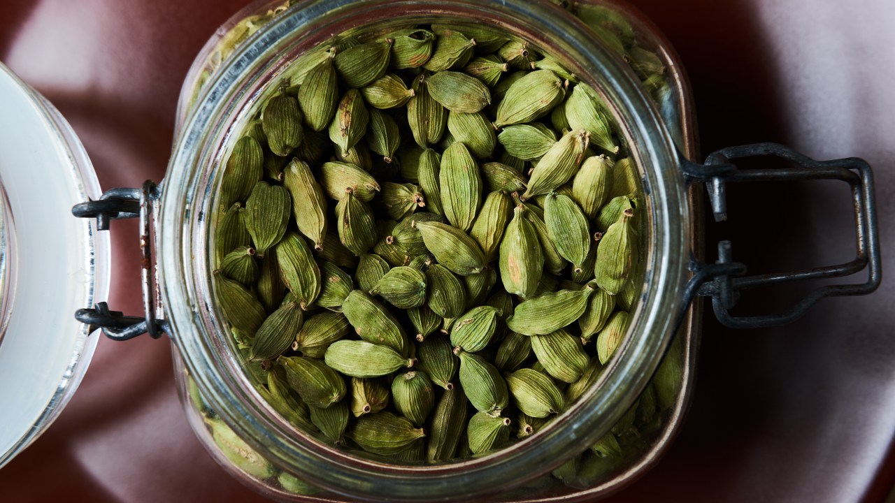 pote com sementes de cardamomo