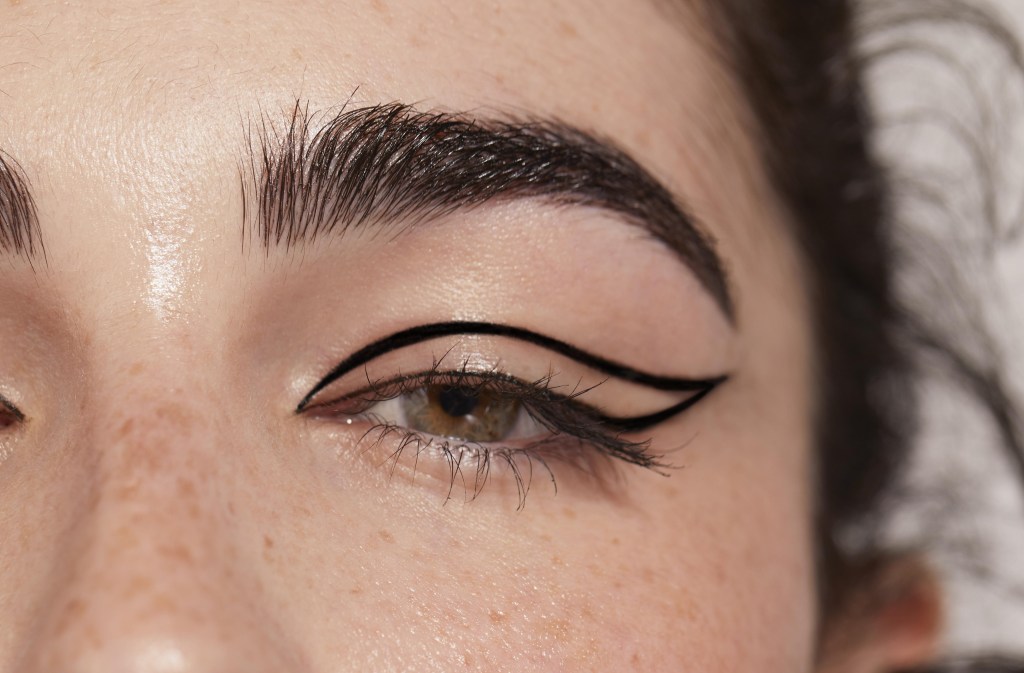 Delineador em caneta: 7 opções para garantir o traço perfeito na maquiagem
