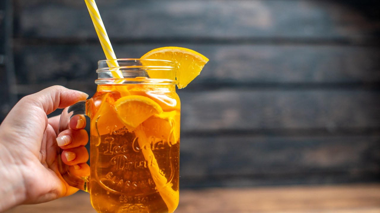 Confira dicas para fazer um chá gelado perfeito e refrescante