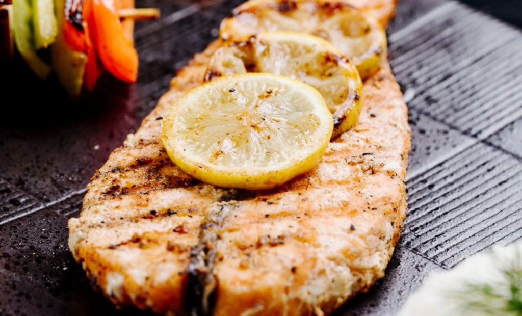 Filé de merluza ao papillote: a receita ideal para sua ceia de Réveillon