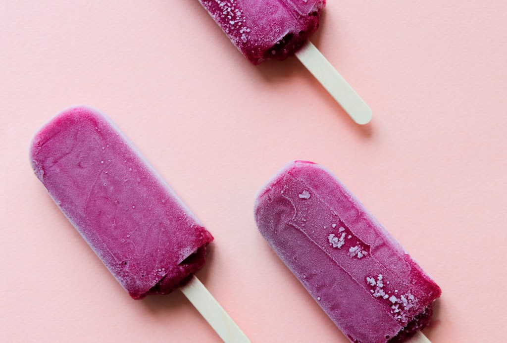 Refresque-se no calor: aprenda a fazer picolé de açaí com morango sem açúcar