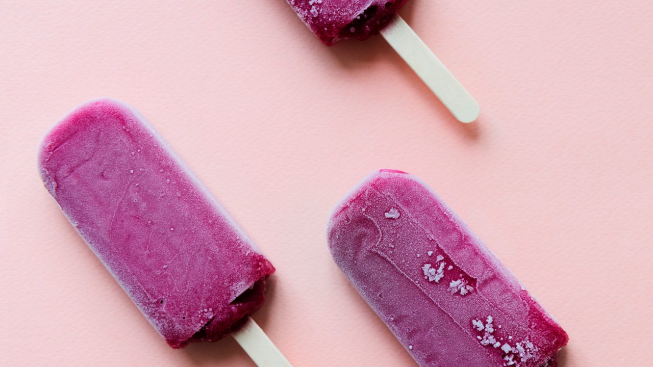 Aprenda a fazer o picolé de açaí com morango em casa