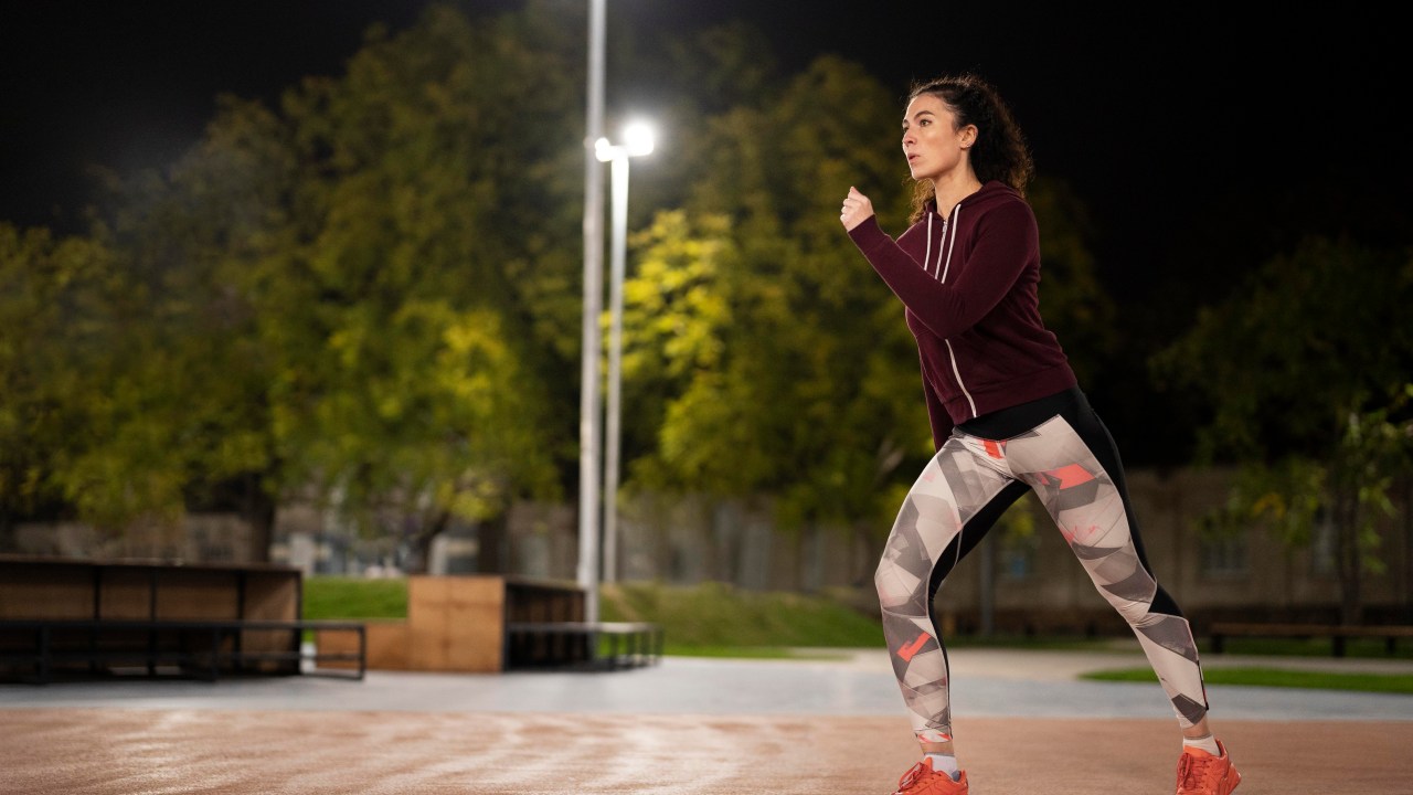 Veja como se preparar para uma corrida noturna