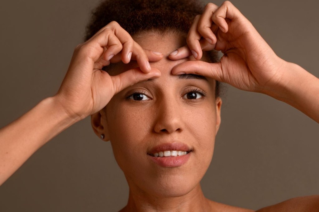 Face taping: técnica popular no TikTok realmente reduz rugas?