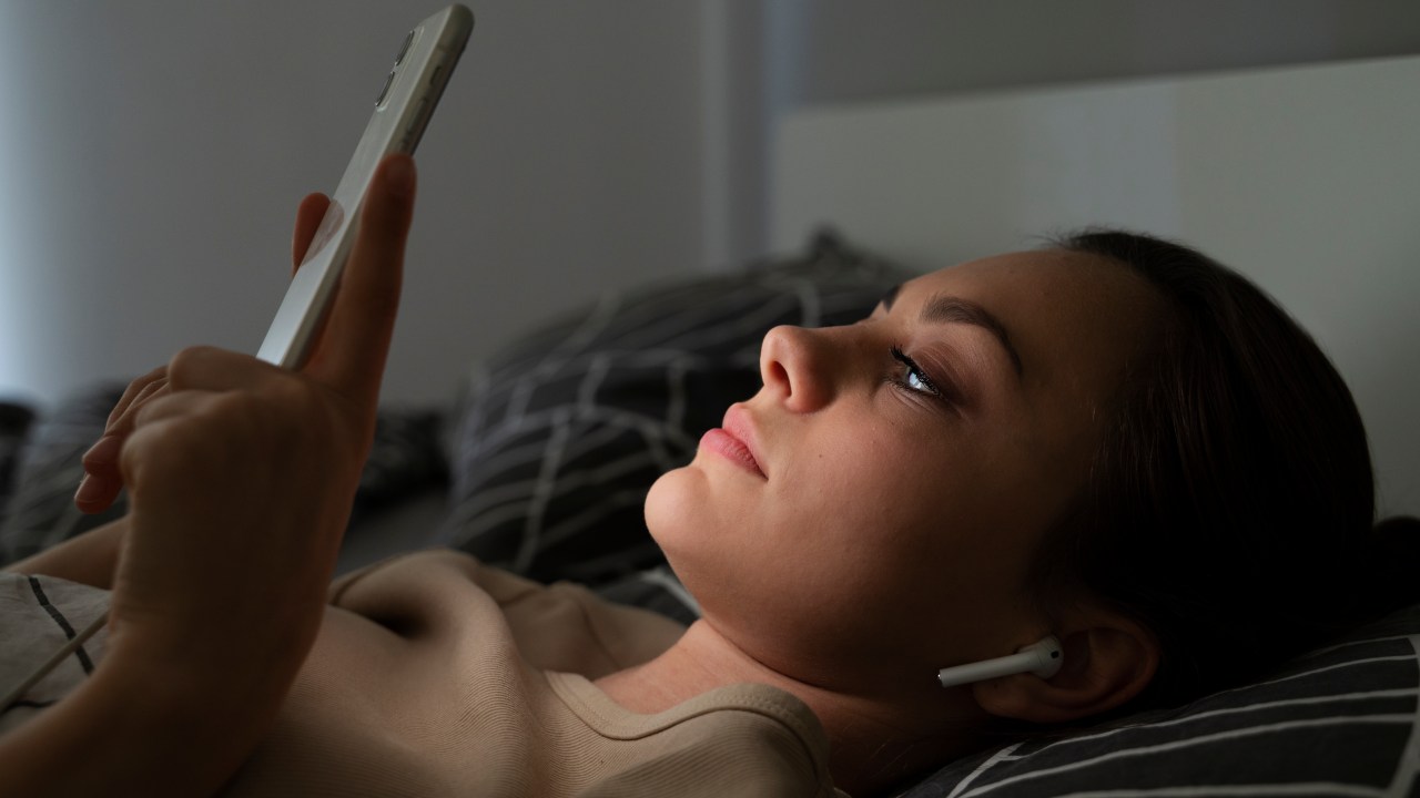 Entenda quais são os malefícios do uso do celular pela noite