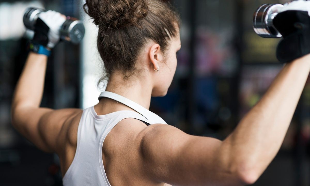 ombro caído tem como corrigir com treino