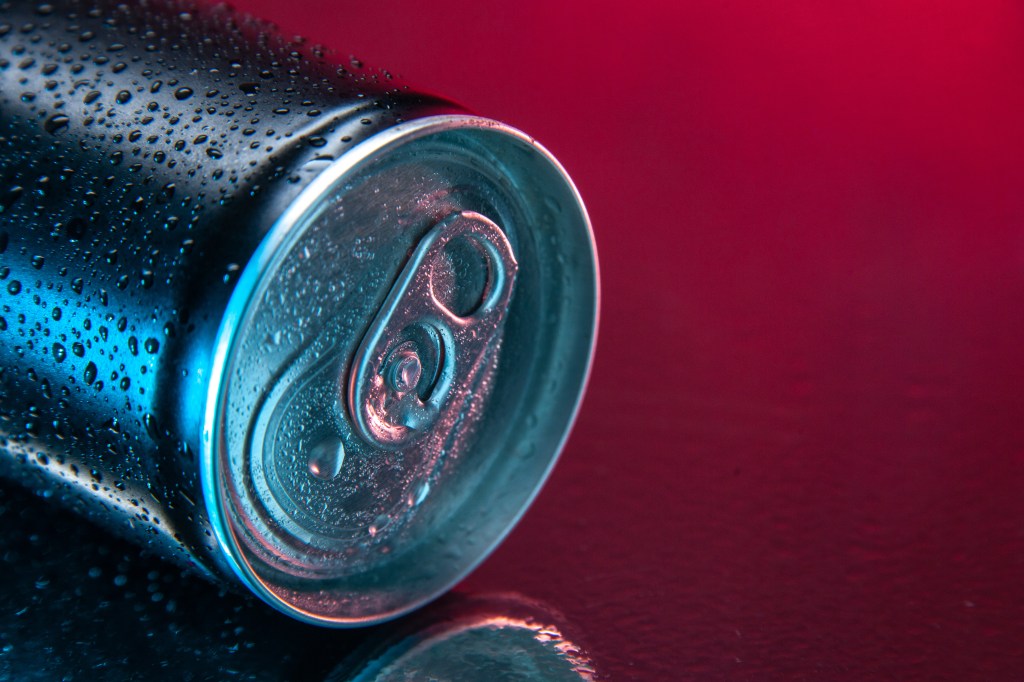 Jovem de 20 anos sofre quatro paradas cardíacas após beber energético como pré-treino