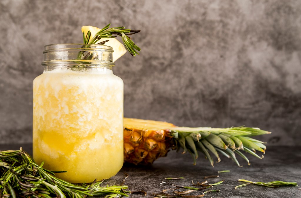 Suco com vitamina C: confira como fazer uma versão de abacaxi e clorofila