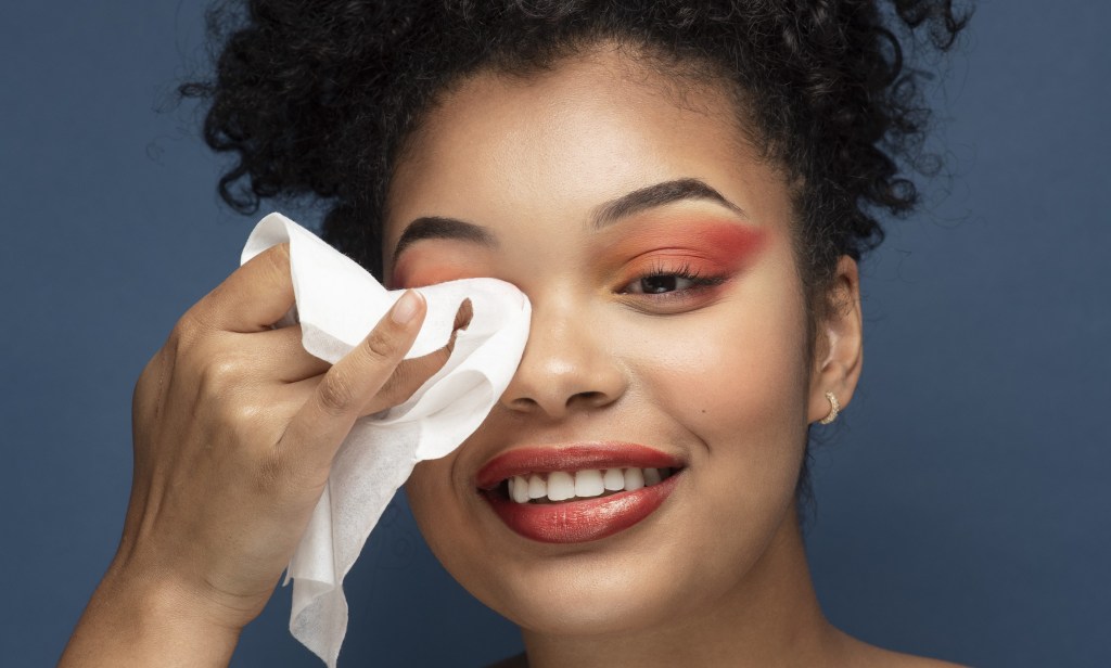 5 lenços demaquilantes que cuidam da pele enquanto removem a maquiagem