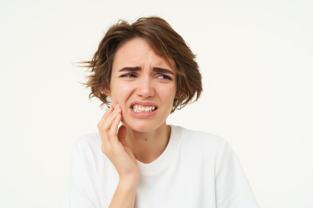 Por que a dor de dente pode piorar à noite?