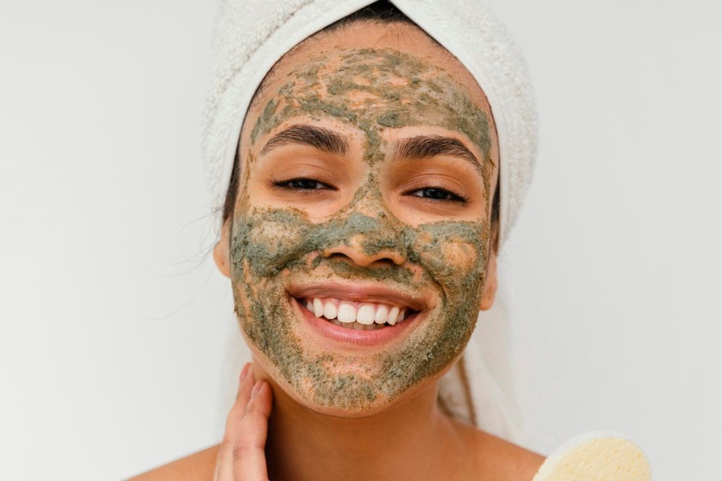 Esfoliação facial: tudo o que você precisa saber para manter a pele saudável