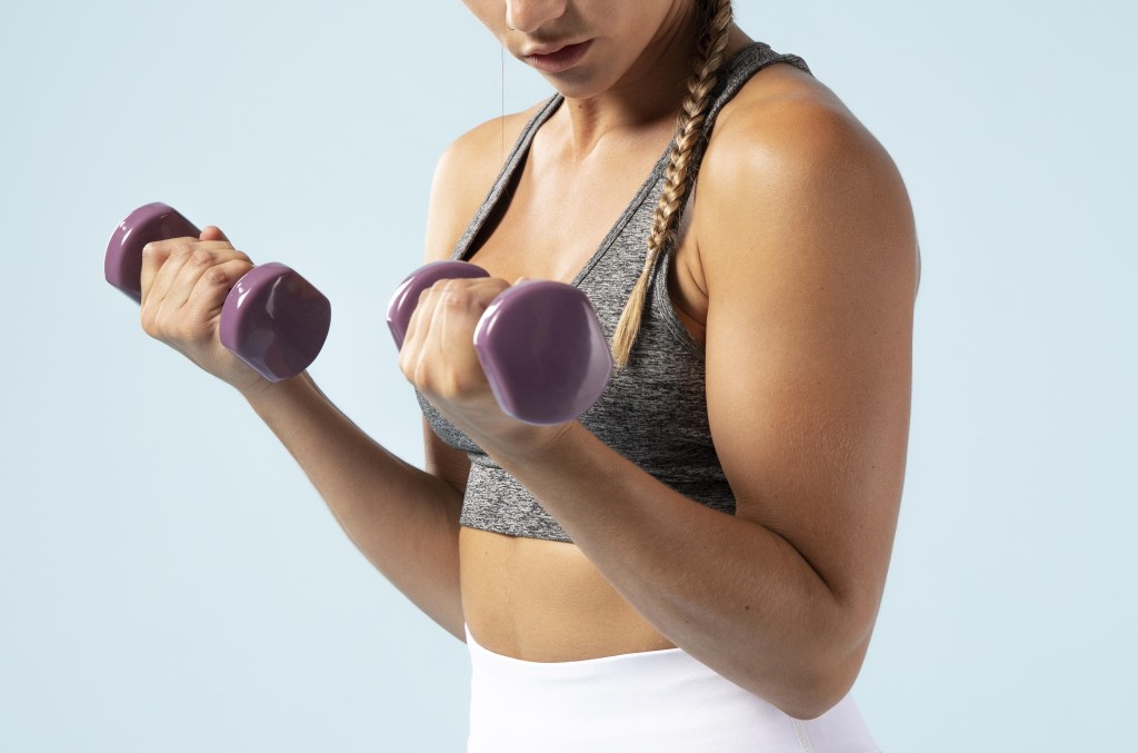 Aprenda a posição ideal dos braços para a rosca direta e maximize seus resultados