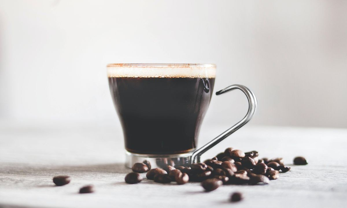 Xícara transparente com café dentro