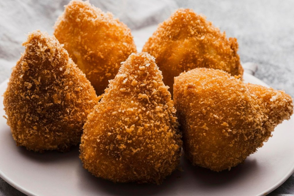 Coxinha fit de batata: aprenda a receita leve com frango e mussarela