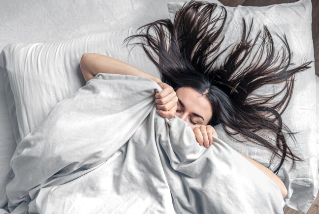 Dormir com o cabelo molhado: riscos à saúde e aos fios que você precisa conhecer